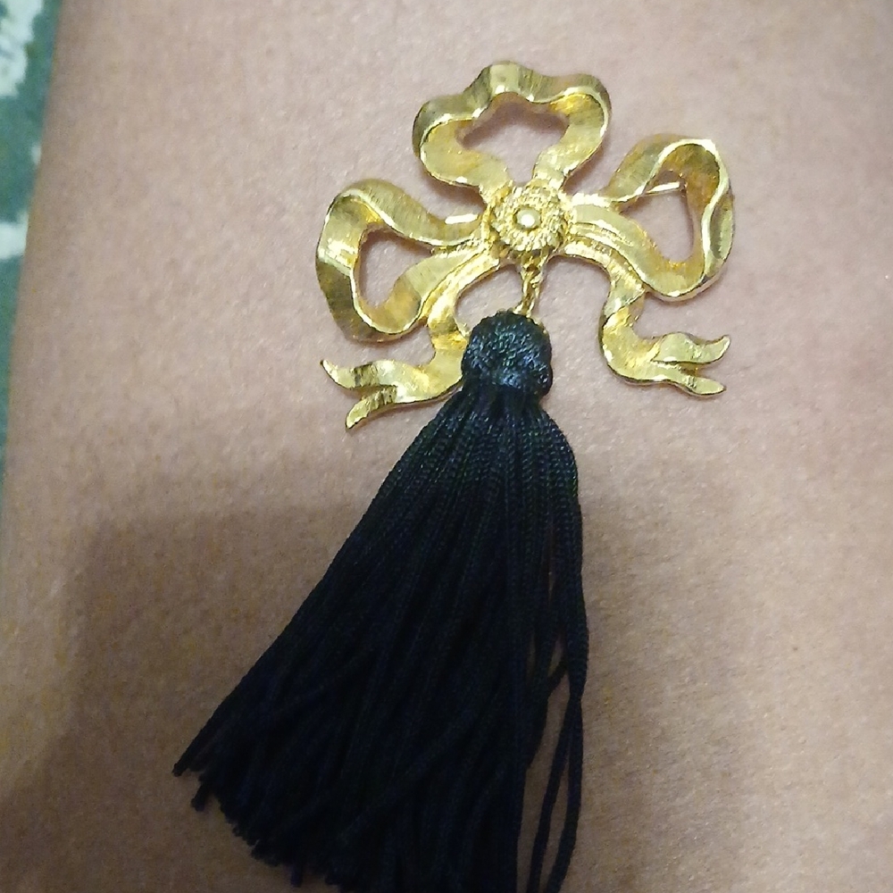 Elegant Vintage Avon Touch Of Tassel Brooch